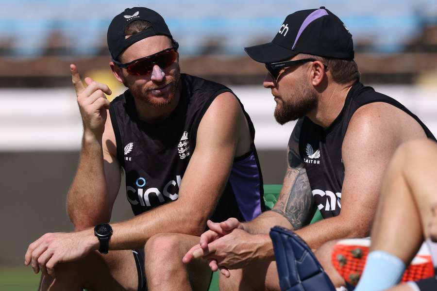 England captain Jos Buttler (l) speaks to head coach Brendon McCullum prior to defeat in India