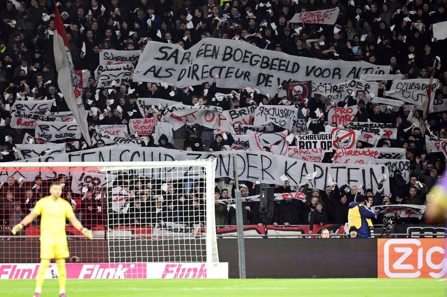 Supporters uitten hun onrust bij Schreuder's laatste duel als Ajax-trainer