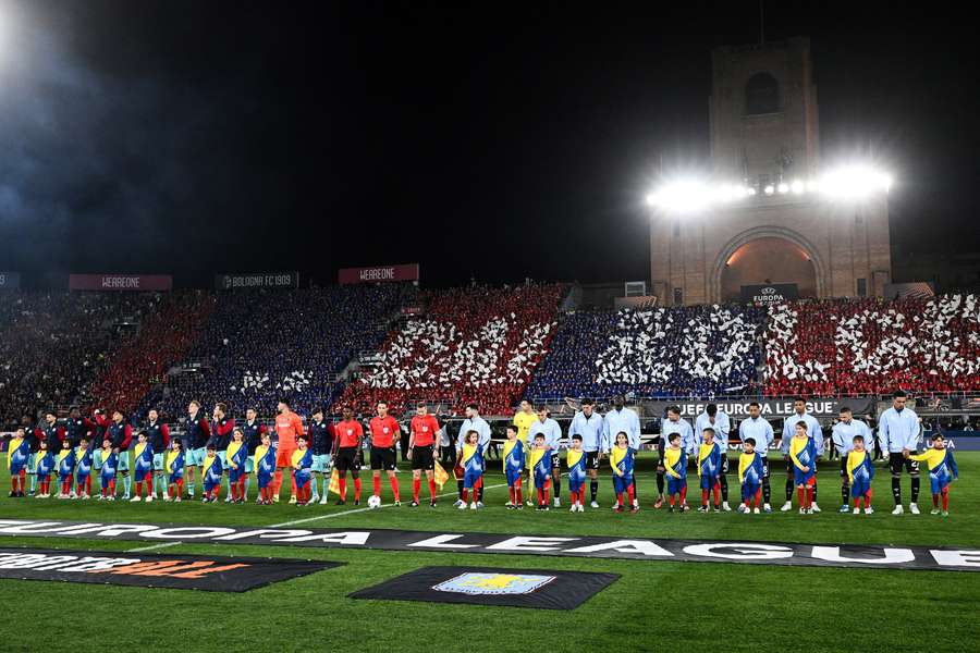 La coreografia dei tifosi del Bologna