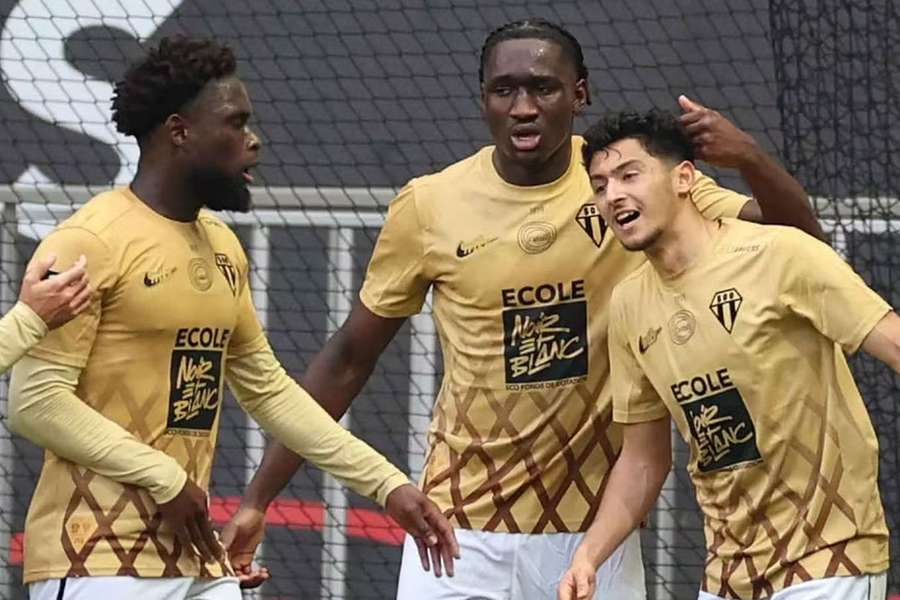 A festa dos jogadores do Angers com o golo de Yassine Belkhdim A festa dos jogadores do Angers com o golo de Yassine Belkhdim