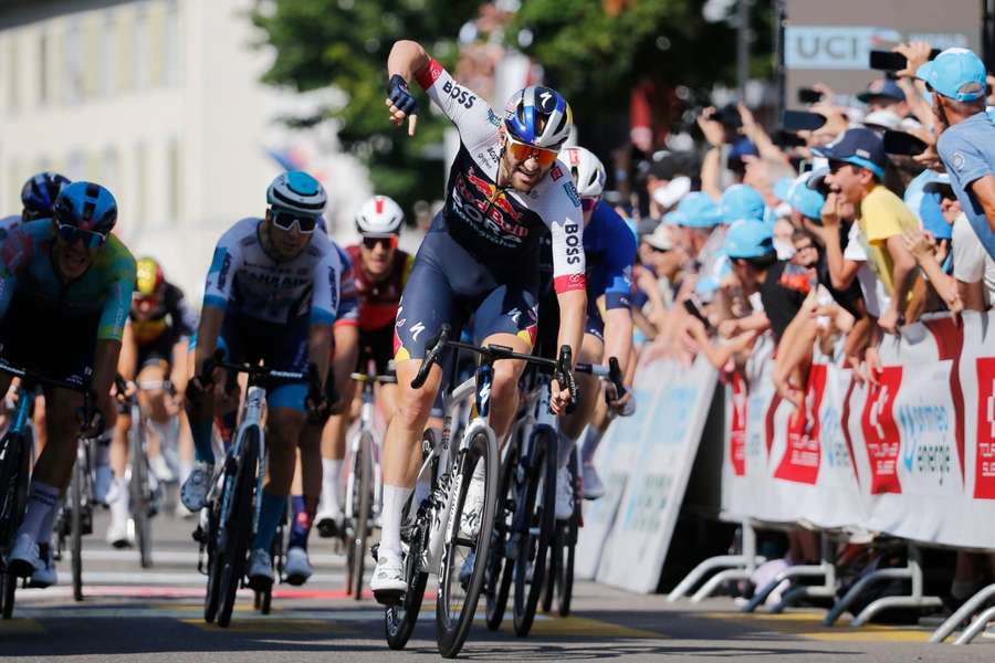 Jordi Meeus celebra su victoria en Neuhausen am Rheinfall