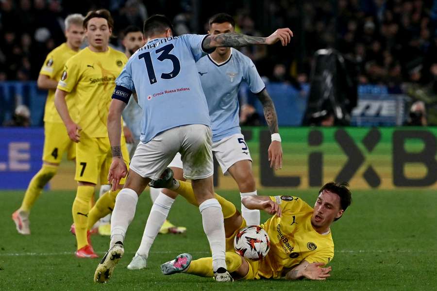 Helmersen e Romagnoli si contendono il pallone
