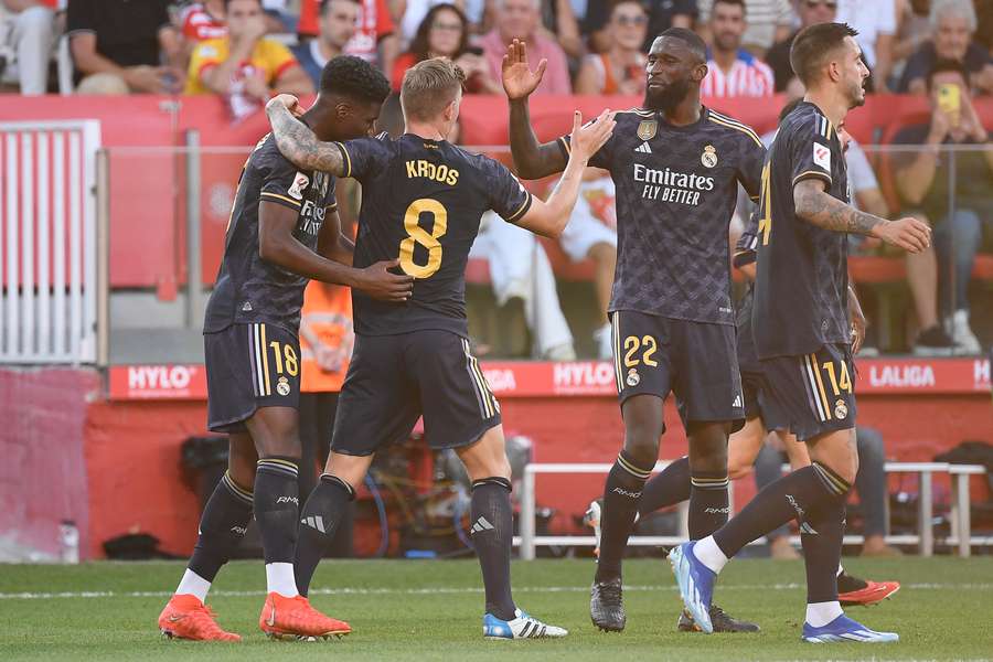 Tchouaméni comemora segundo gol do Real Madrid com seus companheiros