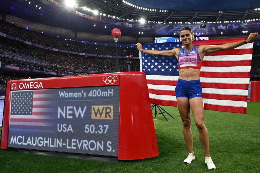 Sydney McLaughlin-Levrone posiert neben ihrer neuen Fabelzeit.