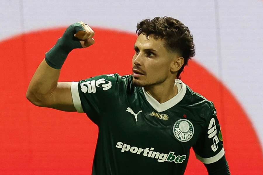 Raphael Veiga garantiu a vitória do Palmeiras sobre o São Paulo