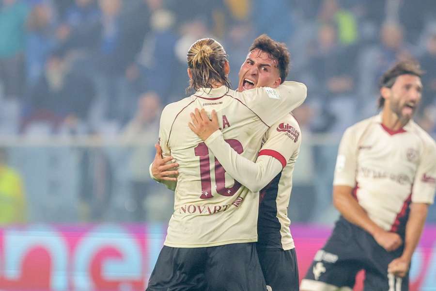 L'esultanza dei giocatori dell'Arezzo dopo la vittoria contro la Sampdoria
