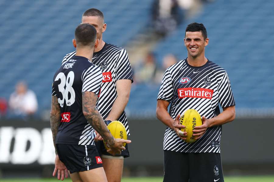 Collingwood will be without veterans Jeremy Howe and Scott Pendlebury on Thursday night.