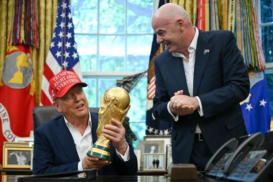 Donald Trump (l.) mit dem WM-Pokal im Oval Office