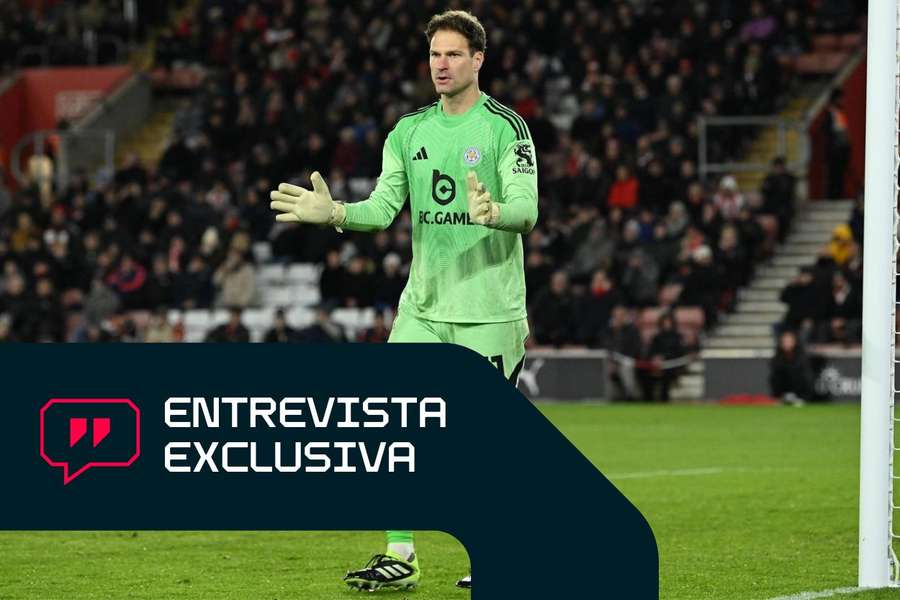 Asmir Begovic en acción con el Leicester