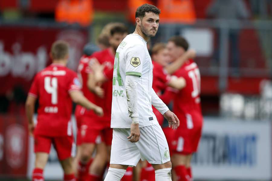 Santiago Gimenez loopt er verslagen bij na de 2-0 van FC Twente