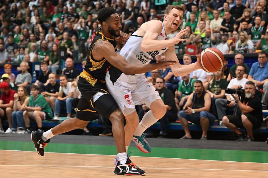 Koszykarz Śląska Wrocław Jakub Nizioł (P) i Aaron Best (L) z Trefla Sopot 