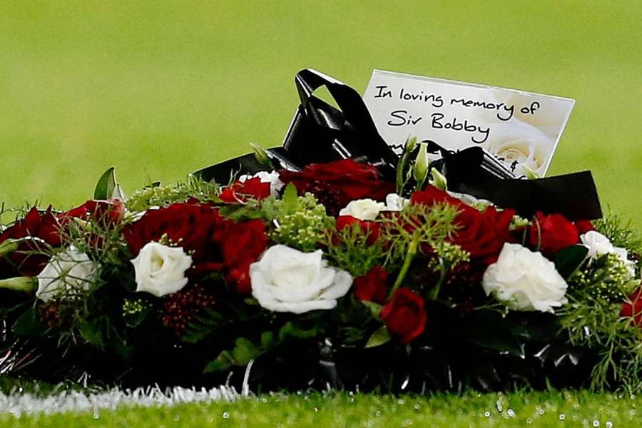 El Manchester United deposita una corona de flores en Bramall Lane para recordar a Sir Bobby Charlton