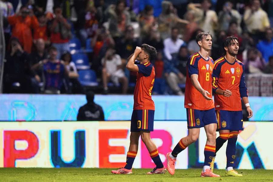 Pedri celebra su gol ante Perú, con Fabián y Ferran Torres en segundo plano Pedri celebra su gol ante Perú, con Fabián y Ferran Torres en segundo plano