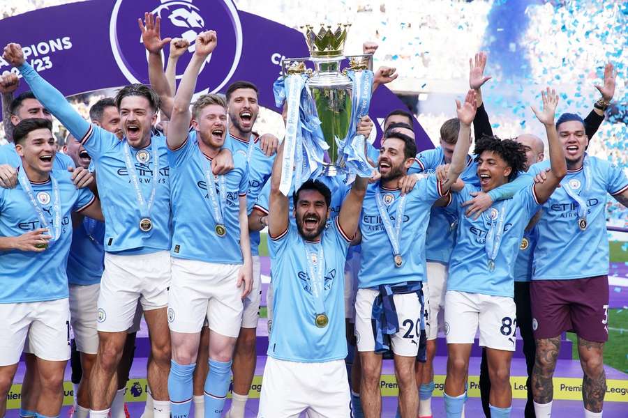 Ilkay Gundogan sărbătorește câștigarea trofeului Champions League alături de coechipierii de la City