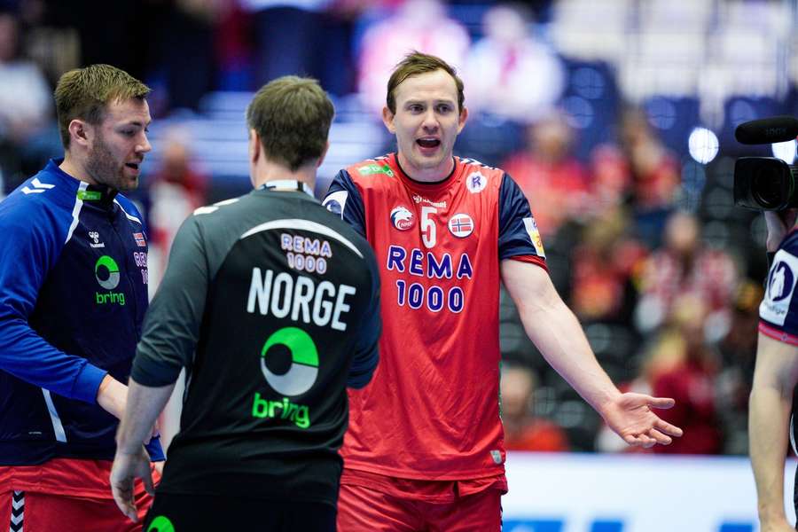 Für Sander Sagosen (r.) und Norwegen wird es eng mit den Halbfinale