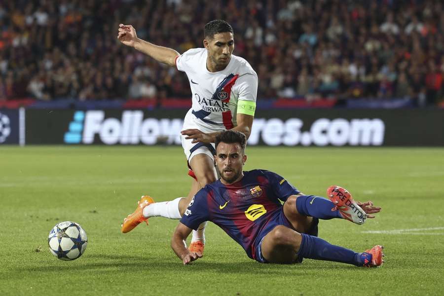 Eric García ante Achraf Hakimi en el Barça-PSG de la temporada pasada