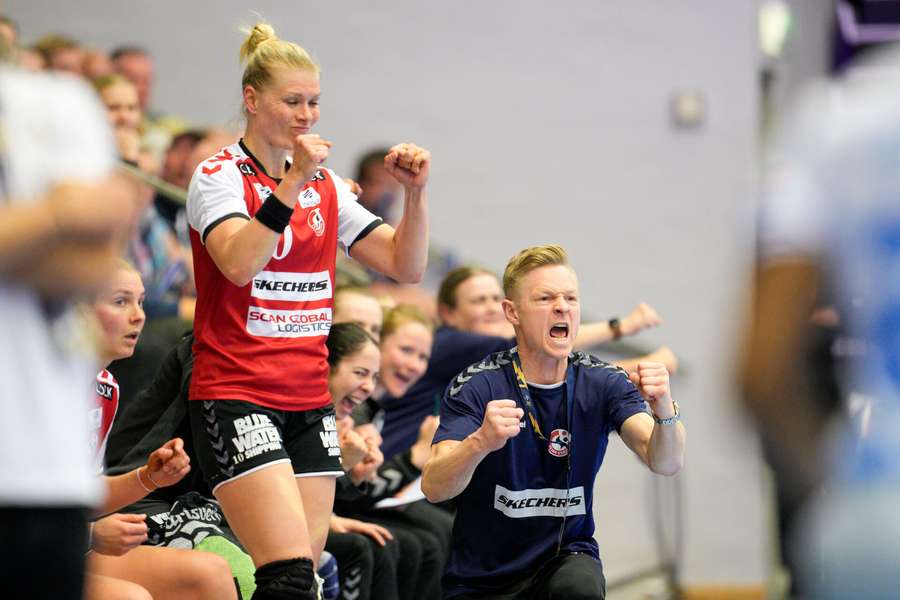 Jesper Jensen og Kathrine Heindahl (10) jubler under EHF Champions League - Play Offs - kvartfinalekampen 