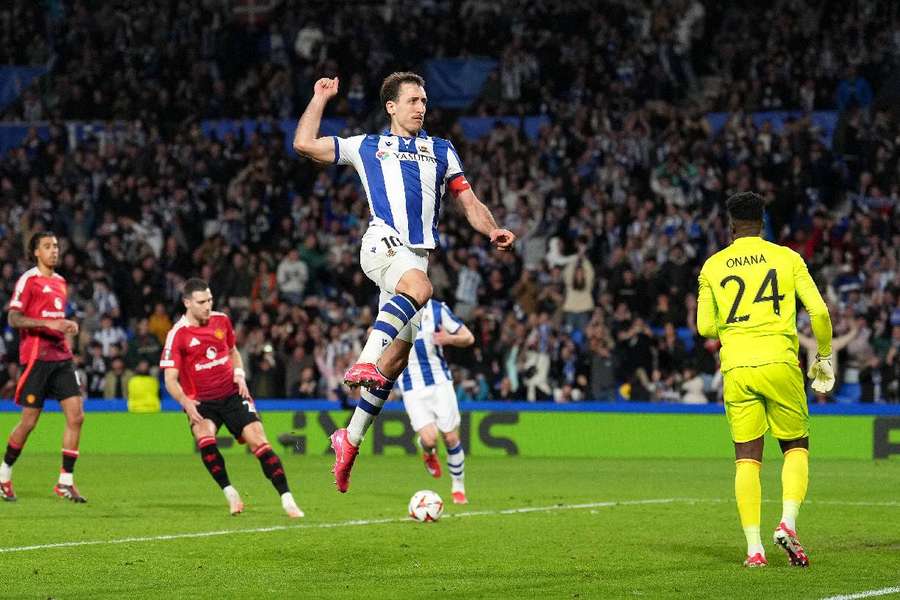 Oyarzabal celebrando el gol de la Real Sociedad