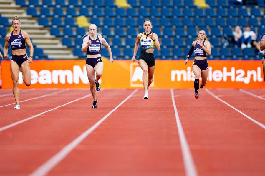 De 200 meter bij de vrouwen tijdens het NK atletiek