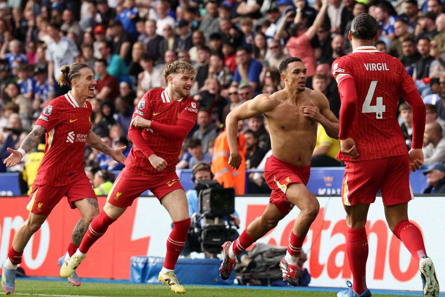 Trent Alexander-Arnold (2. v. r.) lässt sich für seinen Siegtreffer in Leicester feiern.