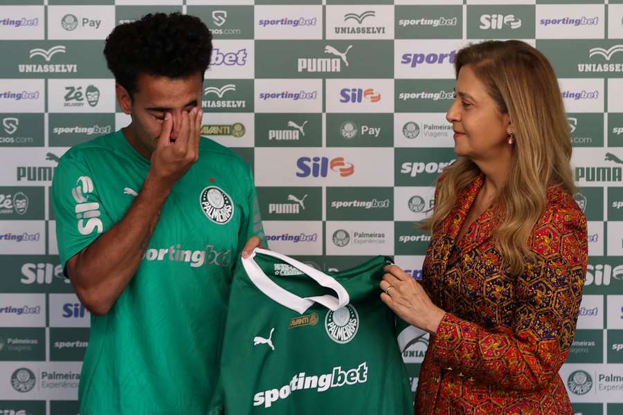 Evangelista se emociona ao falar da mãe na apresentação do Palmeiras