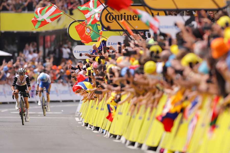 UAE Team Emirates' Adam Yates (L) cycles to the finish line to win ahead of his brother, Team Jayco Alula's Simon Yates