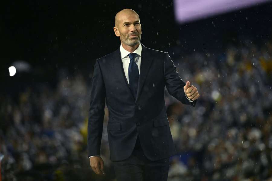 Zinedine Zidane a semnat cu naționala Franței