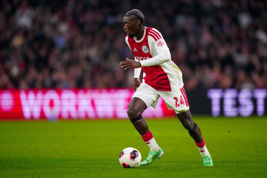 Jorthy Mokio, médio do Ajax, está avaliado em 7,4 milhões de euros pelo Flashscore