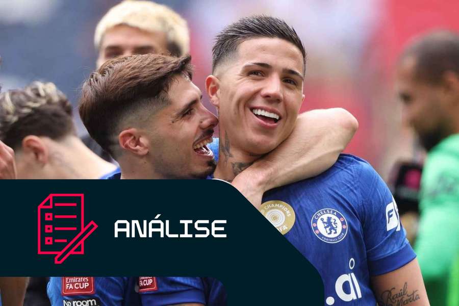 Pedro Neto e Enzo no final da meia-final da Taça de Inglaterra frente ao Leeds United