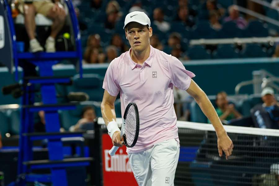 Jannik Sinner postupuje v Miami do osemfinále.