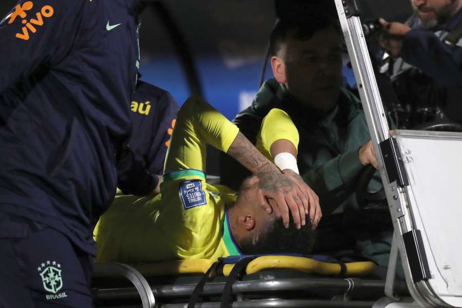 Neymar verlaat met veel pijn het veld tijdens Brazilië - Uruguay