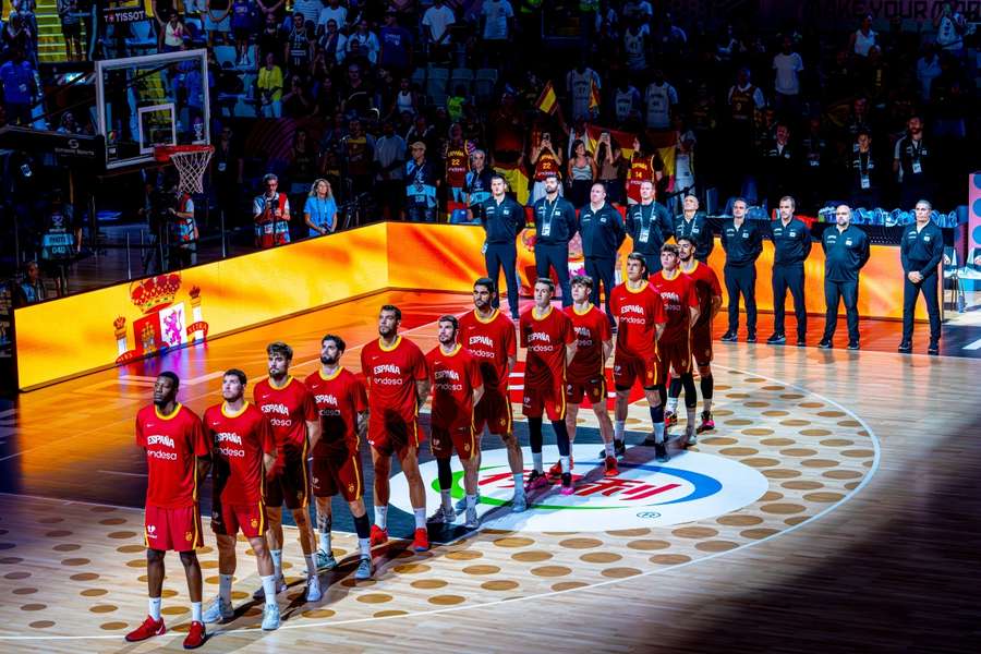 Los jugadores de España escuchan el himno nacional en el partido ante Italia