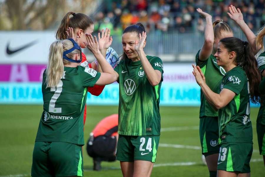 Wedemeyer (m.) und Pujols (r.) jubeln spät für Wolfsburg Wedemeyer (m.) und Pujols (r.) jubeln spät für Wolfsburg