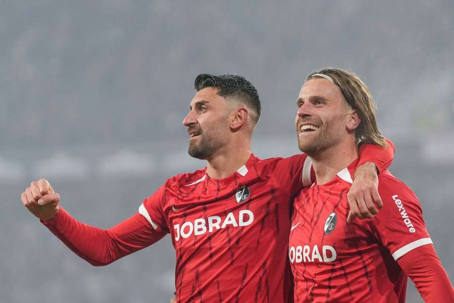Lucas Höler (r.) macht Adamu Konkurrenz.