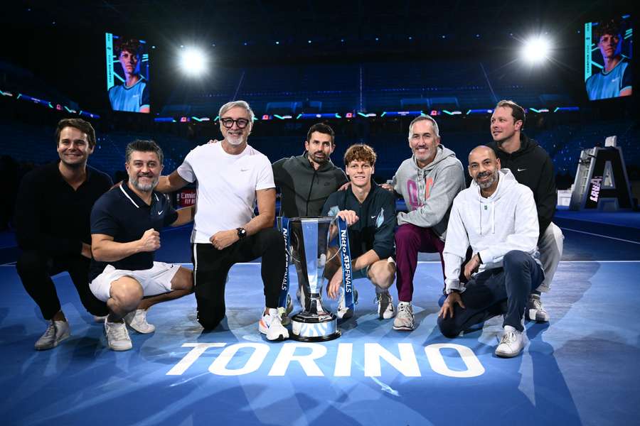Jannik Sinner festeggia la vittoria alle ATP Finals con il suo staff 