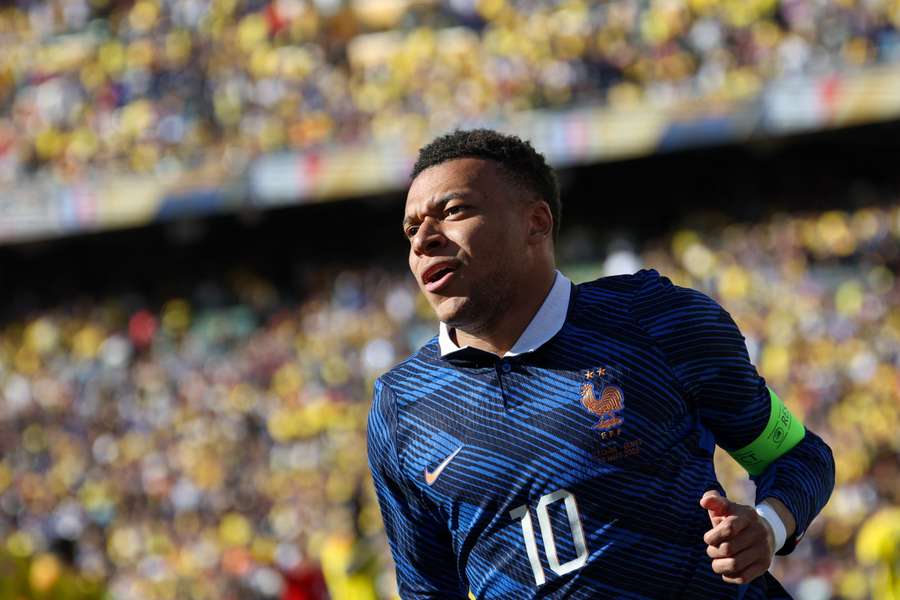 Kylian Mbappé reaguje po nieuznanej bramce z powodu spalonego