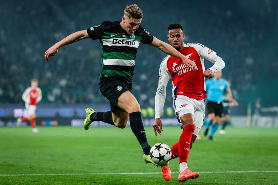 Viktor Gyokeres grający przeciwko Arsenalowi w barwach Sportingu