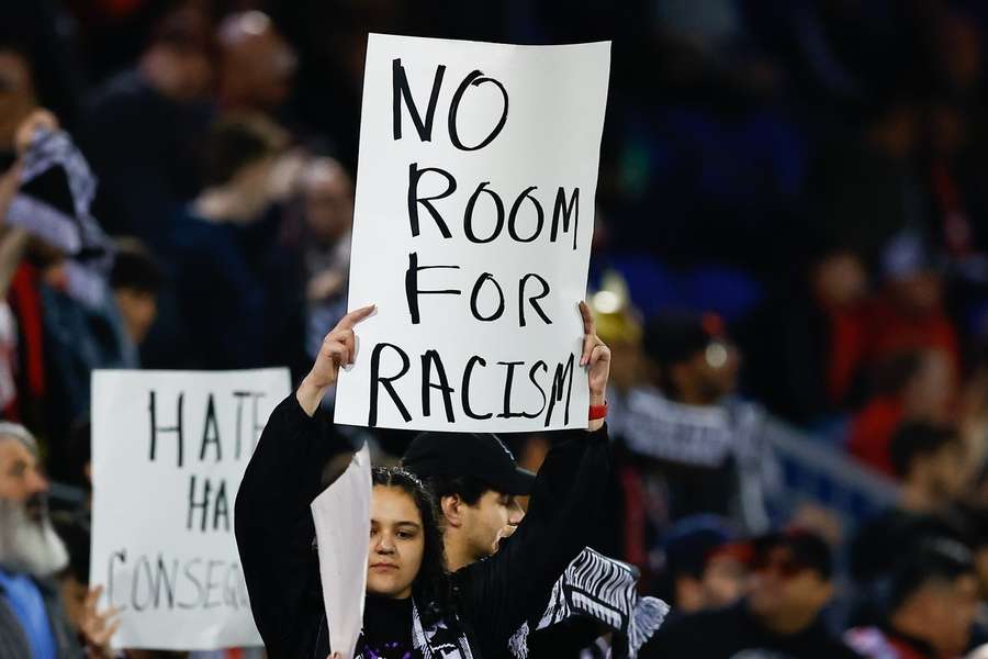 Een New York Red Bull-supporter met een anti-racisme poster in de nasleep van het Vanzeir-incident