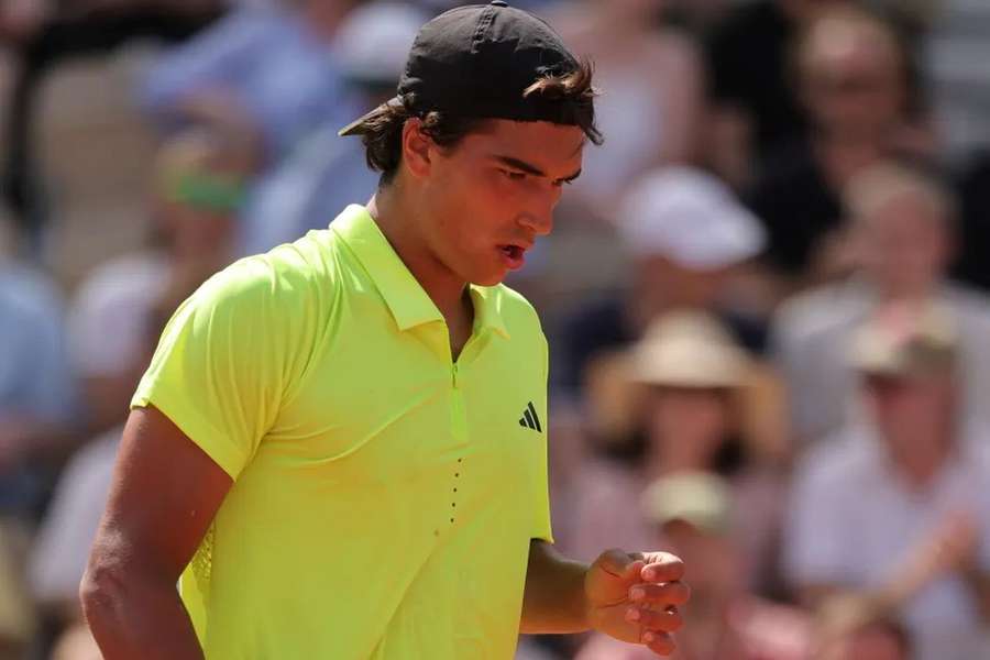 Henrique Rocha venceu Bernard Tomic em dois sets