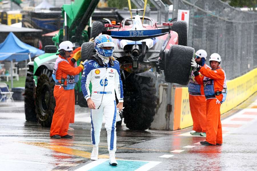 Leclerc wurde Opfer von Aquaplaning und war zum Zusehen verdammt.