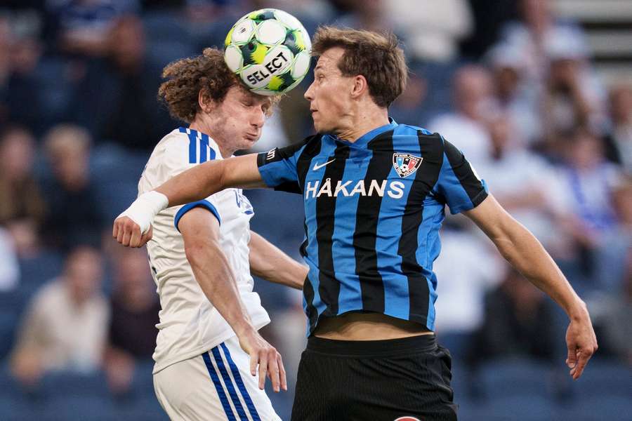 Alex Král v souboji o míč. Alex Král v souboji o míč.