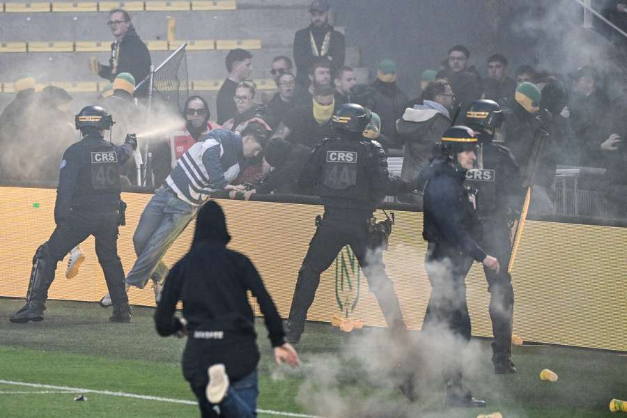 Les CRS à La Beaujoire face aux ultras nantais dimanche. Les CRS à La Beaujoire face aux ultras nantais dimanche.