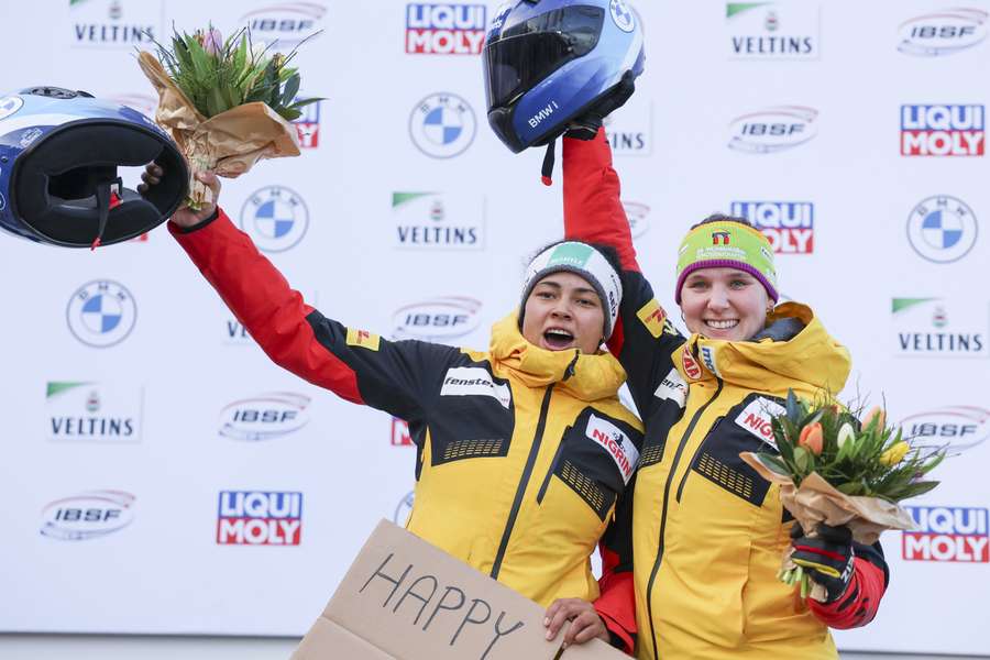 Vanessa Mark en Lisa Buckwitz vieren de winst van de wereldtitel