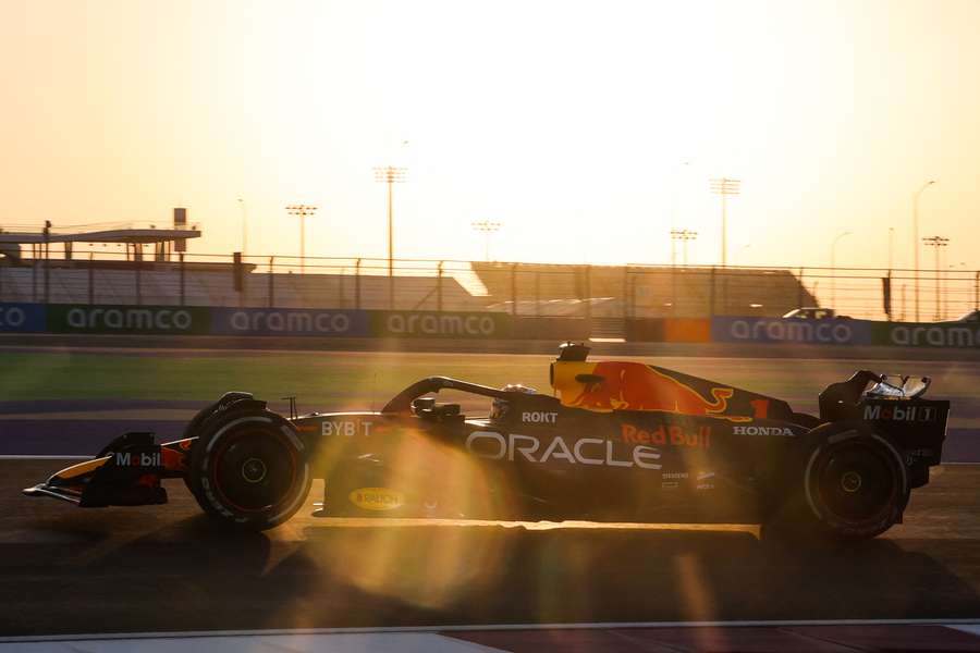 Verstappen op het asfalt van het Lusail International Circuit Verstappen op het asfalt van het Lusail International Circuit