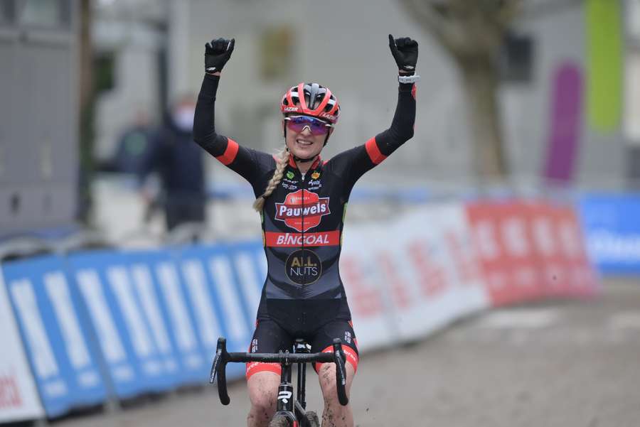 Denise Betsema wint Exact Cross van Zonnebeke; meeste toppers zitten in Benidorm