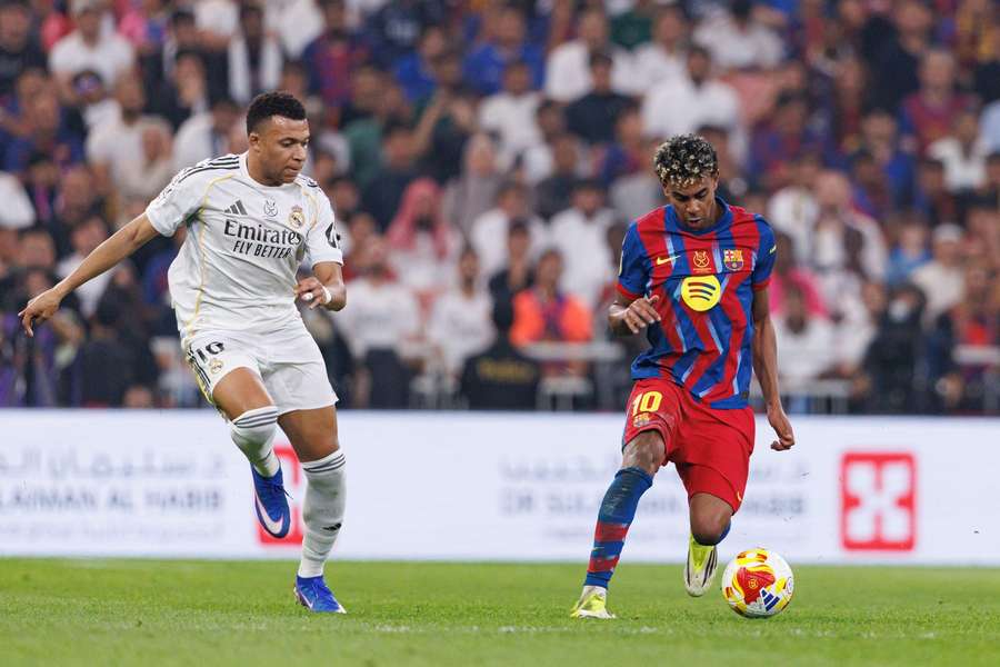 Yamal im Dribbling gegen Mbappé