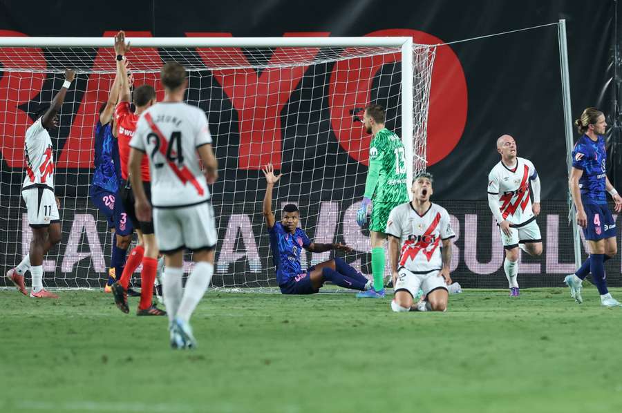 Isi celebra su gol ante la petición de fuera de juego del Atlético