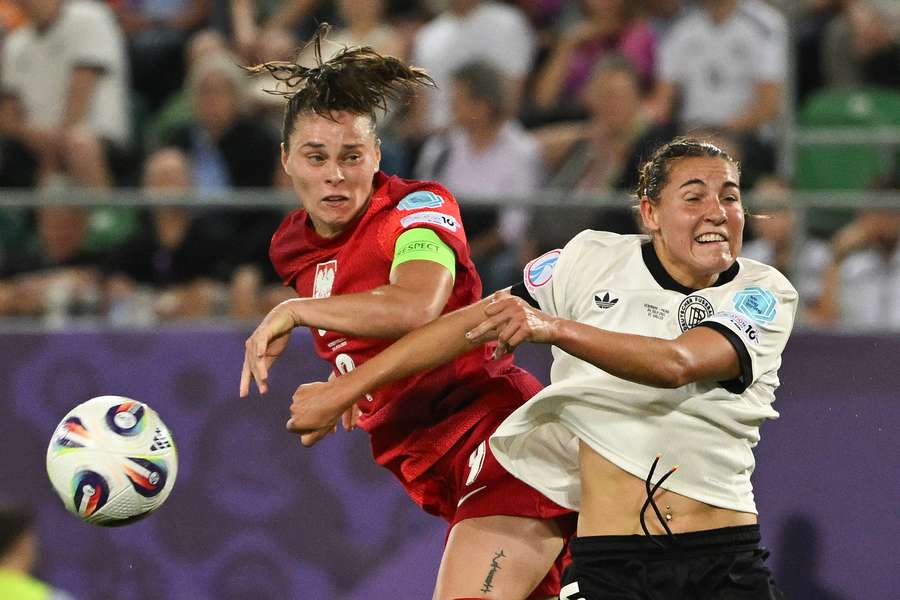 Ewa Pajor walczy o piłkę z niemiecką napastniczką Carlottą Wamser podczas meczu UEFA Women's Euro 2025 w grupie C pomiędzy Niemcami a Polską.