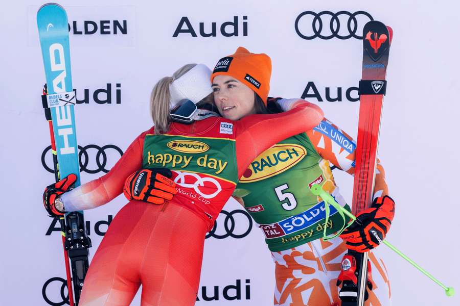 Petra Vlhová (vpravo) obsadila v Söldene tretie miesto, zvíťazila Švajčiarka Lara Gutová-Behramiová (vľavo).