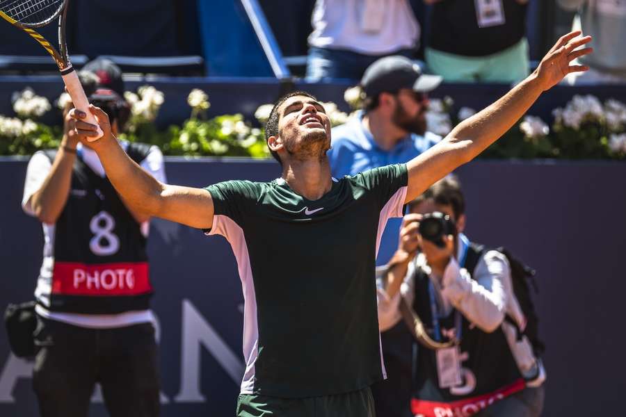 Carlos Alcaraz celebrates reaching the final of the Barcelona ATP tournament in 2022.